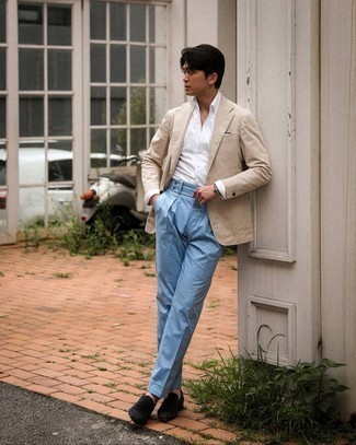 С чем носить бежевый пиджак в 30 лет мужчине в теплую погоду: Бежевый пиджак и голубые классические брюки — великолепный вариант для светского мероприятия. Черные замшевые лоферы — великолепный вариант, чтобы завершить лук.