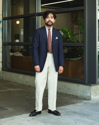 С чем носить белые классические брюки мужчине: Комбо из темно-синего пиджака и белых классических брюк — превосходный пример делового городского стиля. В сочетании с этим луком отлично смотрятся черные кожаные лоферы с кисточками.
