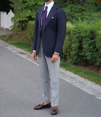 Какие классические брюки носить с бело-синей классической рубашкой мужчине: Бело-синяя классическая рубашка и классические брюки позволят создать эффектный мужской лук. Заверши образ темно-коричневыми кожаными лоферами с кисточками, если боишься, что он получится слишком формальным.