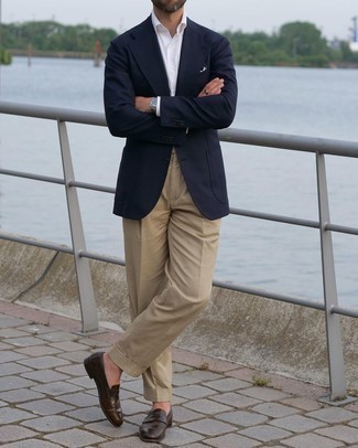 С чем носить темно-коричневые лоферы мужчине: Темно-синий пиджак и светло-коричневые классические брюки позволят составить элегантный мужской образ. Пара темно-коричневых лоферов прекрасно подходит к остальным составляющим лука.