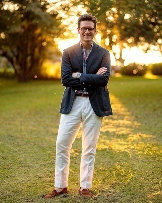 С чем носить белые классические брюки мужчине: Комбо из темно-синего пиджака и белых классических брюк поможет создать стильный классический образ. Коричневые замшевые лоферы станут отличным дополнением к твоему ансамблю.