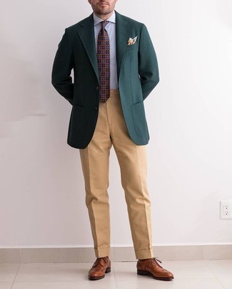 С чем носить темно-зеленый пиджак мужчине: Несмотря на то, что этот лук выглядит довольно-таки консервативно, образ из темно-зеленого пиджака и светло-коричневых классических брюк неизменно нравится стильным мужчинам, непременно покоряя при этом сердца прекрасных дам. Чтобы привнести в образ толику беззаботства , на ноги можно надеть коричневые кожаные броги.