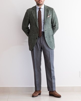 С чем носить темно-зеленый шерстяной пиджак мужчине: Темно-зеленый шерстяной пиджак и серые классические брюки позволят создать утонченный мужской лук. Великолепно сюда подойдут темно-коричневые замшевые туфли дерби.