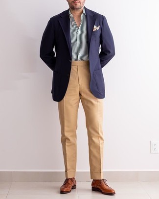 Какие классические рубашки носить с светло-коричневыми классическими брюками в 30 лет мужчине лето в деловом стиле: Классическая рубашка в сочетании со светло-коричневыми классическими брюками поможет составить модный и мужественный образ. Такой лук легко адаптировать к повседневным нуждам, если дополнить его табачными кожаными брогами. Получается отличный вариант на лето.