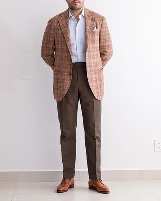 Как носить пиджак с брогами в 30 лет лето: Комбо из пиджака и темно-коричневых классических брюк позволит примерить на себя элегантный мужской стиль. Такой образ легко приспособить к повседневным реалиям, если завершить его брогами. Справляться с изнурительным летним зноем определенно проще, если на тебе такое сочетание.
