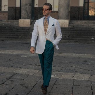 С чем носить белый пиджак мужчине в деловом стиле: Белый пиджак в сочетании с темно-зелеными классическими брюками — чудесный пример строгого делового стиля. Пара темно-коричневых замшевых лоферов легко вписывается в этот образ.