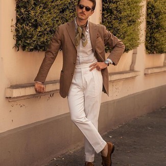 Какие классические рубашки носить с коричневым пиджаком мужчине в теплую погоду: Лук из коричневого пиджака и классической рубашки поможет создать элегантный и современный мужской образ. Если ты любишь применять в своих ансамблях разные стили, из обуви можешь надеть коричневые замшевые лоферы с кисточками.
