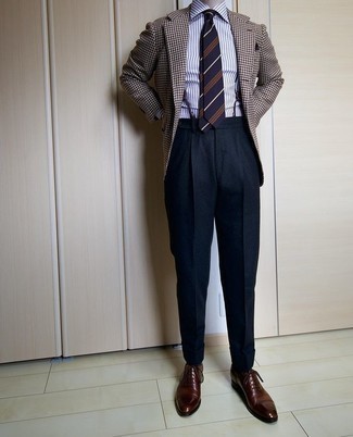 Какие пиджаки носить с темно-синими классическими брюками мужчине в деловом стиле: Пиджак в сочетании с темно-синими классическими брюками поможет составить стильный и изысканный образ. Пара темно-коричневых кожаных оксфордов поможет сделать образ более законченным.
