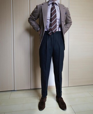 С чем носить бело-коричневую классическую рубашку в вертикальную полоску мужчине осень: Сочетание бело-коричневой классической рубашки в вертикальную полоску и темно-синих классических брюк — воплощение делового городского стиля. Что до обуви, темно-коричневые бархатные лоферы — наиболее подходящий вариант. Разумеется, подобный образ будет великолепной идеей в погожий осенний денек.