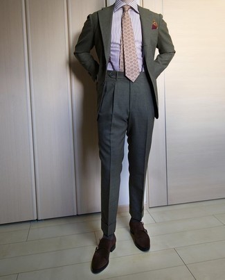 С чем носить темно-серые носки мужчине лето в деловом стиле: Если ты ценишь комфорт и практичность, оливковый пиджак и темно-серые носки — превосходный вариант для привлекательного повседневного мужского лука. Любители экспериментов могут дополнить образ темно-коричневыми замшевыми монками с двумя ремешками, тем самым добавив в него чуточку изысканности. В такой одежде тебе будет максимально комфортно, если на улице невыносимая жара.