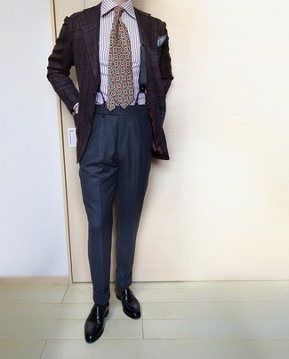 С чем носить разноцветный галстук с принтом в 30 лет мужчине: Несмотря на то, что этот ансамбль кажется довольно-таки сдержанным, сочетание темно-коричневого пиджака в шотландскую клетку и разноцветного галстука с принтом всегда будет по вкусу стильным мужчинам, непременно покоряя при этом сердца прекрасных дам. Очень уместно здесь выглядят черные кожаные лоферы.