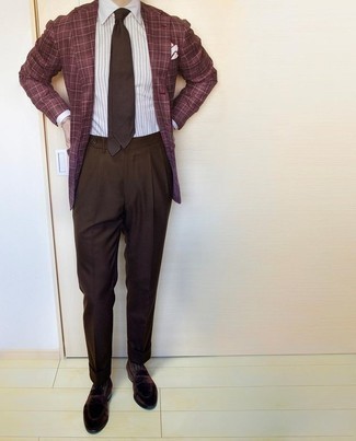 С чем носить темно-коричневый галстук в 30 лет мужчине в деловом стиле: Несмотря на то, что этот образ выглядит довольно сдержанно, тандем темно-красного пиджака в шотландскую клетку и темно-коричневого галстука является постоянным выбором стильных мужчин, пленяя при этом сердца прекрасных дам. Что же до обуви, темно-коричневые бархатные лоферы — самый достойный вариант.