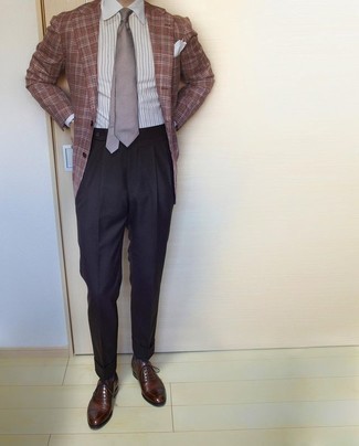 С чем носить темно-коричневые классические брюки мужчине: Коричневый пиджак в шотландскую клетку и темно-коричневые классические брюки — хороший пример строгого мужского стиля. Любители экспериментов могут дополнить ансамбль темно-коричневыми кожаными оксфордами, тем самым добавив в него толику изысканности.