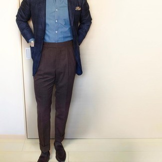 С чем носить коричневые бархатные лоферы мужчине: Сочетание темно-синего пиджака в шотландскую клетку и темно-коричневых классических брюк позволит составить запоминающийся мужской лук. Отлично здесь выглядят коричневые бархатные лоферы.