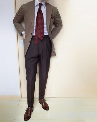 С чем носить красно-темно-синий галстук с принтом мужчине лето: Сочетание светло-коричневого пиджака и красно-темно-синего галстука с принтом — воплощение делового городского стиля. В качестве обуви сюда напрашиваются темно-коричневые кожаные оксфорды. Разумеется, такой лук будет превосходным выбором в теплый летний день.
