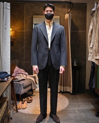 Какие лоферы носить с темно-серым пиджаком мужчине в деловом стиле: Сочетание темно-серого пиджака и черных классических брюк позволит составить незабываемый мужской лук. Лоферы — беспроигрышный выбор, чтобы закончить образ.