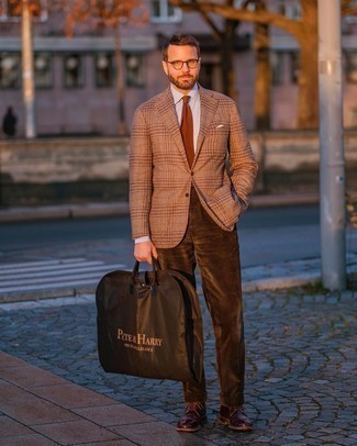 С чем носить светло-коричневый пиджак в шотландскую клетку в 30 лет мужчине: Светло-коричневый пиджак в шотландскую клетку в сочетании с темно-коричневыми вельветовыми классическими брюками позволит исполнить элегантный мужской стиль. В тандеме с этим образом наиболее гармонично смотрятся темно-красные кожаные туфли дерби.