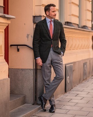 Какие лоферы носить с темно-коричневым пиджаком мужчине: Темно-коричневый пиджак и серые классические брюки помогут создать изысканный мужской лук. Что же до обуви, дополни ансамбль лоферами.