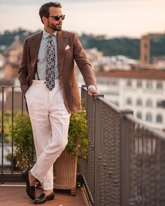 С чем носить коричневый льняной пиджак мужчине: Коричневый льняной пиджак в сочетании с бежевыми классическими брюками поможет создать стильный и элегантный лук. Если говорить об обуви, темно-коричневые кожаные лоферы будут отличным выбором.