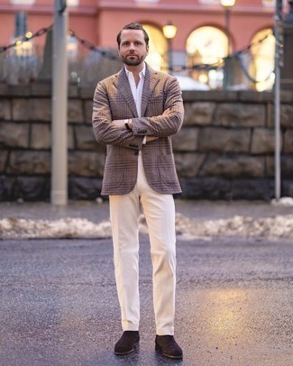 Как носить белую классическую рубашку с бежевыми классическими брюками в 30 лет мужчине в теплую погоду: Сочетание белой классической рубашки и бежевых классических брюк — великолепный пример изысканного мужского стиля. Почему бы не добавить в этот лук толику авантюрности с помощью темно-коричневых замшевых ботинок челси?