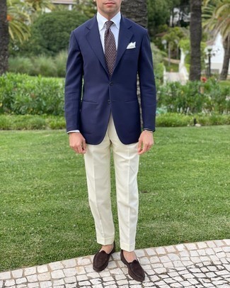Как носить белые классические брюки с темно-коричневыми замшевыми лоферами в 30 лет мужчине: Дуэт темно-синего пиджака и белых классических брюк смотрится очень привлекательно и элегантно. Отлично сюда подойдут темно-коричневые замшевые лоферы.