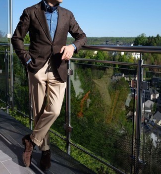 С чем носить светло-коричневые классические брюки в 30 лет мужчине в прохладную погоду в деловом стиле: Темно-коричневый шерстяной пиджак в паре со светло-коричневыми классическими брюками позволит создать модный и элегантный лук. Этот лук великолепно закончат темно-коричневые замшевые ботинки дезерты.