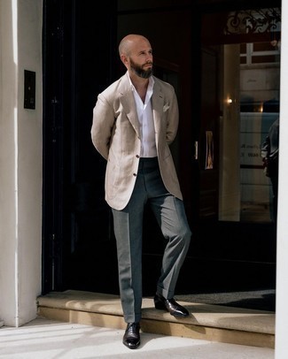 Какие пиджаки носить с темно-коричневыми оксфордами: Пиджак и темно-серые классические брюки позволят создать утонченный мужской образ. В тандеме с этим луком наиболее уместно будут смотреться темно-коричневые оксфорды.