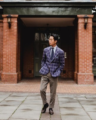 С чем носить темно-сине-белый вязаный галстук мужчине: Фиолетовый пиджак в шотландскую клетку в паре с темно-сине-белым вязаным галстуком поможет создать модный и привлекательный образ. Вместе с этим образом прекрасно будут выглядеть темно-коричневые кожаные лоферы.