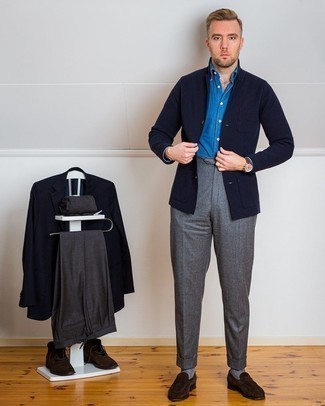 С чем носить темно-синий вязаный пиджак мужчине: Темно-синий вязаный пиджак в паре с серыми классическими брюками поможет создать стильный и привлекательный лук. Весьма органично здесь будут выглядеть темно-коричневые замшевые лоферы.