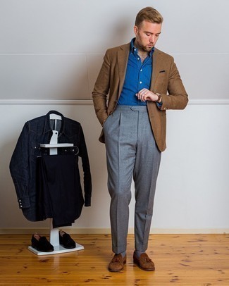 Какие пиджаки носить с серыми классическими брюками мужчине: Пиджак в паре с серыми классическими брюками — отличный пример строгого делового стиля. Что касается обуви, можно закончить лук коричневыми замшевыми лоферами с кисточками.