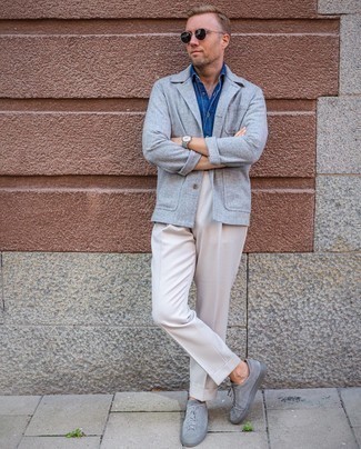 Какие классические брюки носить с серым пиджаком в 30 лет мужчине в теплую погоду в стиле смарт-кэжуал: Любой джентльмен будет выглядеть отменно в сером пиджаке и классических брюках. Такой ансамбль легко приспособить к повседневным делам, если завершить его серыми замшевыми низкими кедами.