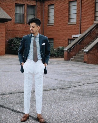 Как носить лоферы с кисточками с пиджаком в 30 лет: Пиджак в паре с белыми классическими брюками позволит реализовать элегантный мужской стиль. Великолепно сюда подойдут лоферы с кисточками.
