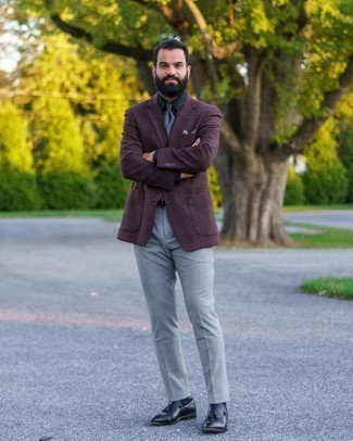 Какие пиджаки носить с серыми классическими брюками мужчине: Комбо из пиджака и серых классических брюк поможет создать стильный и изысканный образ. Весьма неплохо здесь выглядят черные кожаные лоферы с кисточками.