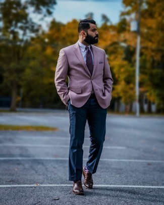 С чем носить пурпурный пиджак мужчине: Несмотря на то, что этот образ достаточно классический, тандем пурпурного пиджака и темно-синих классических брюк неизменно нравится стильным мужчинам, пленяя при этом сердца представительниц прекрасного пола. Чтобы образ не получился слишком претенциозным, можешь дополнить его темно-коричневыми кожаными брогами.