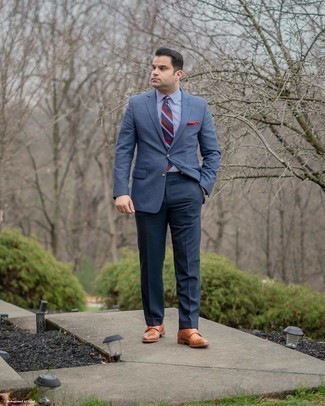 Как носить темно-синий пиджак с темно-синими классическими брюками мужчине в теплую погоду в деловом стиле: Несмотря на то, что этот образ кажется довольно-таки выдержанным, лук из темно-синего пиджака и темно-синих классических брюк является неизменным выбором современных джентльменов, непременно покоряя при этом сердца прекрасных дам. Говоря об обуви, можно завершить образ табачными кожаными монками с двумя ремешками.