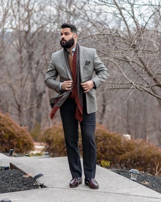Какие пиджаки носить с темно-красными лоферами в 30 лет мужчине: Сочетание пиджака и черных классических брюк поможет создать стильный и в то же время изысканный образ. Великолепно сюда подойдут темно-красные лоферы.