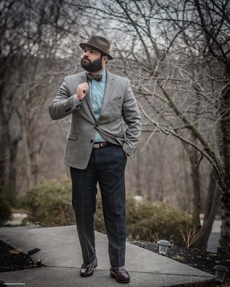 Как носить серый шерстяной пиджак с узором "в ёлочку" с темно-сине-зелеными классическими брюками в шотландскую клетку мужчине: Несмотря на то, что этот ансамбль кажется довольно-таки выдержанным, сочетание серого шерстяного пиджака с узором "в ёлочку" и темно-сине-зеленых классических брюк в шотландскую клетку всегда будет выбором стильных мужчин, неизменно пленяя при этом сердца представительниц прекрасного пола. В паре с этим луком наиболее удачно будут выглядеть темно-коричневые кожаные лоферы.