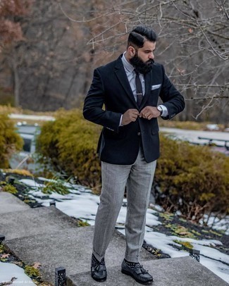 С чем носить темно-сине-белые носки в горошек в 30 лет мужчине: Если ты ценишь удобство и функциональность, темно-синий шерстяной пиджак и темно-сине-белые носки в горошек — прекрасный вариант для модного мужского образа на каждый день. Элегантности и классики образу добавит пара темно-синих кожаных лоферов c бахромой.