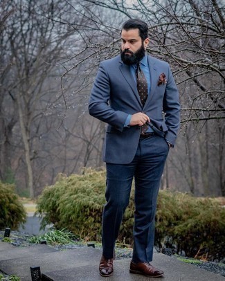 Как носить синюю классическую рубашку с коричневыми кожаными оксфордами: Комбо из синей классической рубашки и темно-синих классических брюк — чудесный пример элегантного мужского стиля. Очень органично здесь смотрятся коричневые кожаные оксфорды.