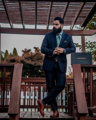 Какие классические брюки носить с коричневыми оксфордами: Темно-синий пиджак в сочетании с классическими брюками позволит реализовать строгий деловой стиль. Коричневые оксфорды станут превосходным завершением твоего ансамбля.