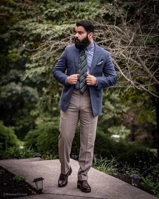 Как носить оксфорды с пиджаком: Комбо из пиджака и светло-коричневых классических брюк — отличный пример делового городского стиля. Оксфорды — прекрасный вариант, чтобы дополнить лук.