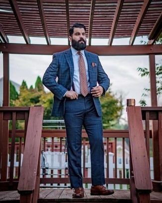 С чем носить темно-синий пиджак в шотландскую клетку мужчине в деловом стиле: Темно-синий пиджак в шотландскую клетку и темно-синие классические брюки позволят создать элегантный мужской лук. В тандеме с этим образом наиболее уместно выглядят темно-коричневые кожаные броги.