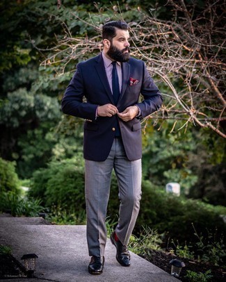 Какие пиджаки носить с бело-пурпурной классической рубашкой в 30 лет мужчине в деловом стиле: Пиджак и бело-пурпурная классическая рубашка — идеальный вариант для воплощения мужского лука в элегантно-деловом стиле. В тандеме с этим образом великолепно будут выглядеть черные кожаные броги.