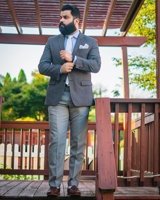 С чем носить серый галстук мужчине: Сочетание темно-серого шерстяного пиджака и серого галстука поможет составить незабываемый мужской образ. Закончив лук темно-коричневыми кожаными лоферами, можно привнести в него свежую нотку.