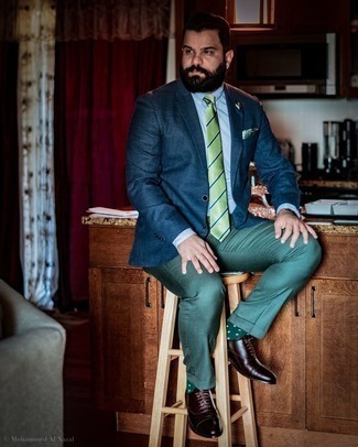 С чем носить зеленый галстук в горизонтальную полоску мужчине: Несмотря на то, что это довольно-таки консервативный образ, дуэт темно-синего пиджака и зеленого галстука в горизонтальную полоску всегда будет по вкусу стильным мужчинам, неизменно пленяя при этом сердца прекрасных дам. В тандеме с этим образом наиболее выгодно смотрятся темно-коричневые кожаные оксфорды.