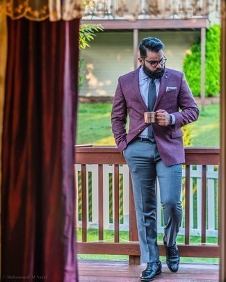 Какие классические брюки носить с темно-синими брогами в теплую погоду: Фиолетовый пиджак и классические брюки помогут составить элегантный мужской образ. Этот лук выигрышно закончат темно-синие броги.