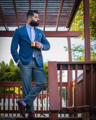 Как носить темно-синий пиджак с голубой классической рубашкой в 30 лет мужчине: Несмотря на то, что этот образ выглядит довольно-таки консервативно, дуэт темно-синего пиджака и голубой классической рубашки является постоянным выбором стильных мужчин, покоряя при этом сердца прекрасных дам. Переходя к обуви, можно закончить образ темно-коричневыми кожаными монками с двумя ремешками.