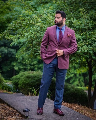 С чем носить светло-фиолетовый пиджак мужчине в деловом стиле: Несмотря на то, что этот образ довольно-таки классический, сочетание светло-фиолетового пиджака и темно-синих классических брюк всегда будет выбором стильных мужчин, пленяя при этом сердца прекрасных дам. Темно-красные кожаные оксфорды — отличный вариант, чтобы завершить лук.