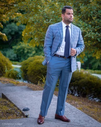 С чем носить темно-сине-зеленые классические брюки мужчине в деловом стиле: Синий пиджак в шотландскую клетку в сочетании с темно-сине-зелеными классическими брюками поможет составить незабываемый мужской лук. В паре с этим ансамблем наиболее гармонично выглядят темно-коричневые кожаные монки с двумя ремешками.