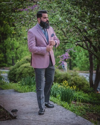 С чем носить светло-фиолетовый пиджак мужчине в деловом стиле: Для воплощения элегантного мужского вечернего лука отлично подойдет светло-фиолетовый пиджак и темно-серые классические брюки. Весьма неплохо здесь выглядят черные кожаные лоферы с кисточками.